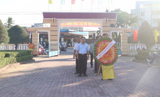 Đảng bộ Công ty Cổ phần Môi trường đô thị Quảng Ngãi dâng hương tại Nghĩa trang liệt sĩ