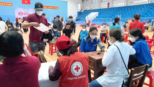 Đoàn viên Công ty CP Môi trường Đô thị Quảng Ngãi tham gia chương trình hiến máu nhân đạo