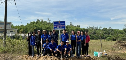 Đoàn viên Công ty CP Môi trường Đô thị Quảng Ngãi với công trình “Tuyến đường cây xanh”