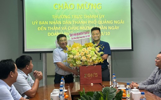 Lãnh đạo Thành phố đến thăm Công ty CP Môi trường Đô Thị Quảng Ngãi nhân ngày Doanh nhân Việt Nam
