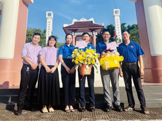 Đoàn viên Công ty CP Môi trường Đô Thị Quảng Ngãi dâng hương tưởng niệm người Anh hùng Dân tộc