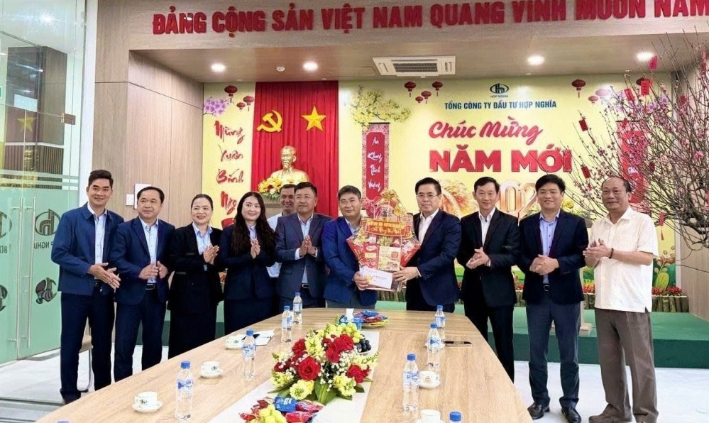 Chủ tịch UBND tỉnh Nguyễn Hoàng Giang thăm và chúc Tết Công ty CP Môi trường Đô thị Quảng Ngãi