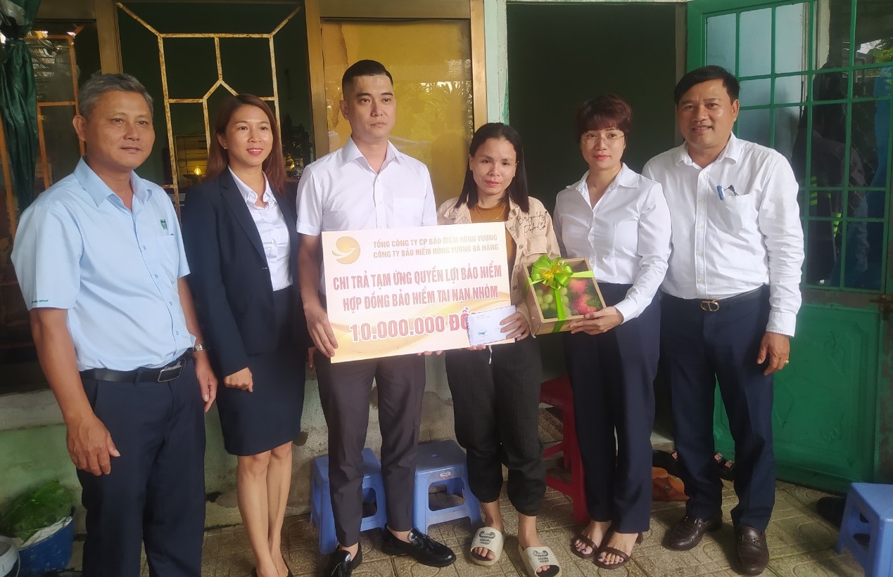 Hai Công nhân Công ty CP Môi trường Đô thị Quảng Ngãi nhận tiền hỗ trợ từ Công ty bảo hiểm